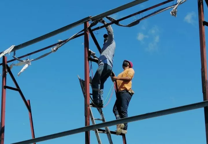 La normativa indicó el tesorero municipal, establece que las vallas y letreros publicitarios deben estar instalados en predios privados para evitar obstruir la visión de los conductores. Foto. Eric Montenegro