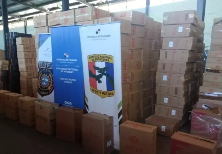 En el interior del camión encontraron 1,255 cajas de cigarrillos de marcas variadas, lo que hacen 62,750 cartones de cigarrillos, que a su vez contabilizaban 12,550,000 de unidades de cigarrillos, no declarados. Foto. Mayra Madrid