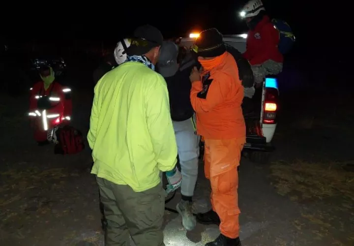 En el kilómetro 45 a la Cima del Volcán, fue auxiliado el joven Eric González Esquivel de 27 años, el cual presentaba una posible lesión en extremidad inferior. Foto. Mayra Madrid