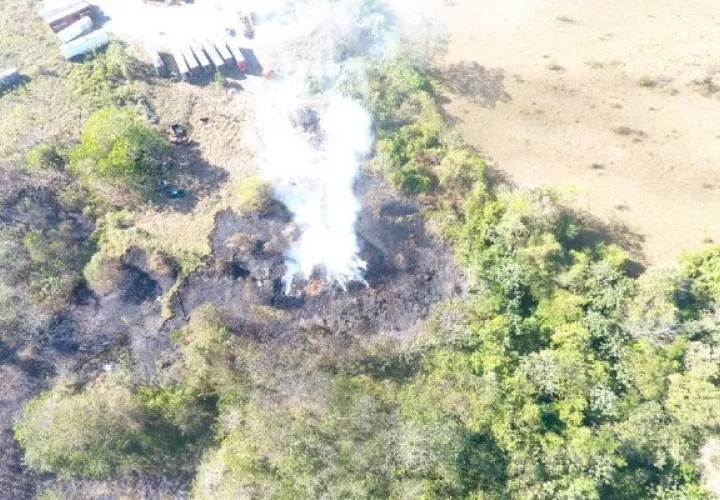 La densa columna de humo negro fue vista desde comunidades lejanas y causó preocupación entre los vecinos. Foto. Mayra Madrid