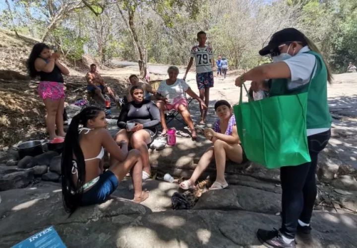 Funcionarios del departamento de promoción de la salud, recorrieron los principales ríos, playas y balnearios entre otros puntos de interés donde se concentran las personas acuden masivamente disfrutar del verano. Foto. Mayra Madrid