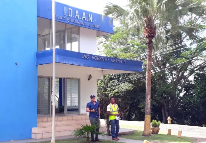 Tras solucionar el tema eléctrico, personal de Electromecánica del Idaan logró poner a andar el motor afectado, y restablecer el servicio. Foto. Thays Domínguez