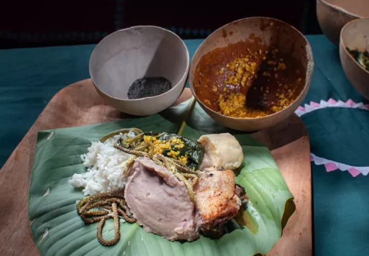 Sal quemada (totuma izq.), cúrcuma (totuma dch.), arroz, jiraca, borá, puré de otoe y ñame salvaje, guineo maduro de montaña, gallina asada y saborizantes naturales. Foto: Cortesía