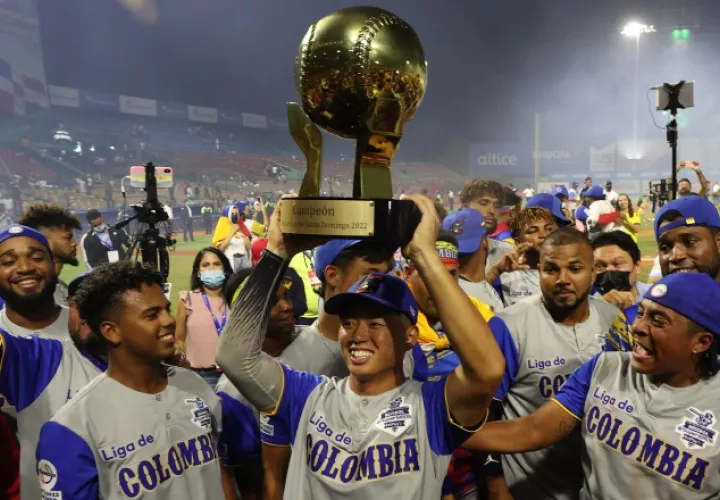 Colombia celebra con el trofeo de la Serie del Caribe. Foto:EFE