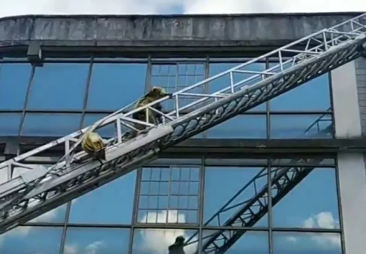 Los bomberos mantienen cerrada la vía, ya que existe el riesgo de que colapsen las estructuras que han quedado debilitadas por la intensidad del fuego. Foto Diomedes Sánchez