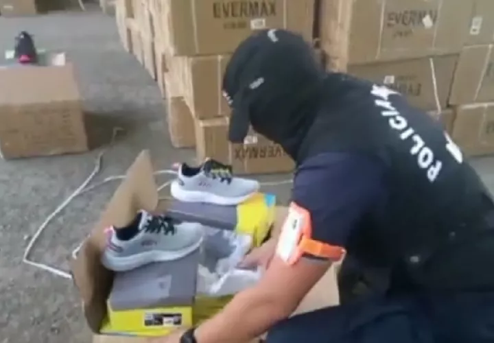 Las zapatillas y acondicionadores de aire se encontraban en dos contenedores. Foto. Cortesía. Proteger y Servir
