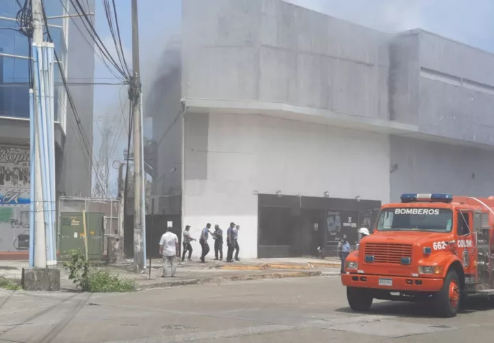 Los trabajadores de las empresas aledañas fueron evacuadas para minimizar riesgos y la pérdida de vidas humanas. Foto. Diomedes Sánchez