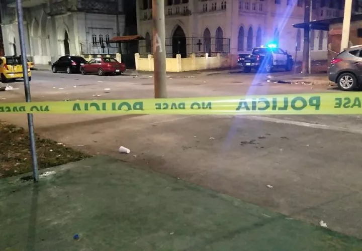 Se escucharon varios disparos y luego vieron tirado a un joven conocido como "Cholito", en los predios de la Catedral de Colón. Foto. Diomedes Sánchez
