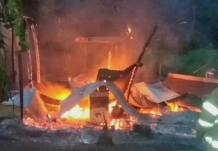 Moradores en el lugar señalaron que hace dos años esta familia había sufrido un incendio. Foto. Diomedes Sánchez