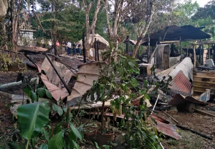 Hace dos años, esta misma familia sufrió un incendio similar, en el que perdieron todos sus enseres. Foto Diomedes Sánchez