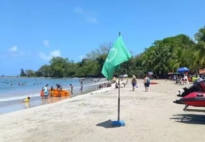 durante estos días asueto las personas acostumbran dirigirse a las costas a visitar a sus familiares y disfrutar de las playas y ríos. Foto. Diomedes Sánchez