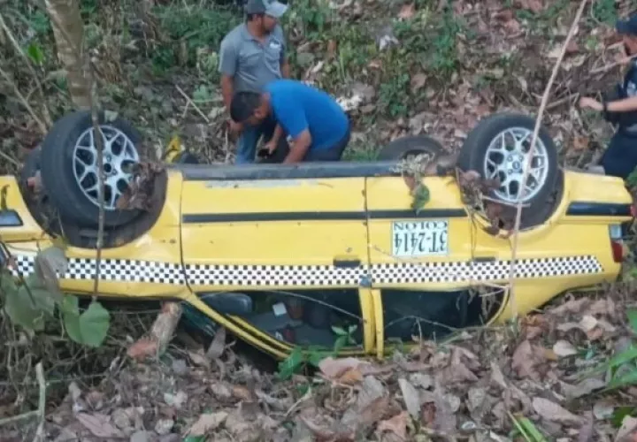 El transportista perdió el control del automóvil y se fue a un barranco, volteándose, en el área de Quebrada Ancha, área de la Transístmica. Foto. Diomedes Sánchez