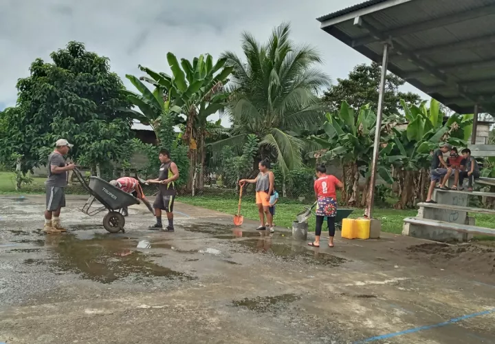 Los propios deportistas con ayuda de la comunidad han tenido que reparar la cancha de baloncesto. Foto: Cortesía