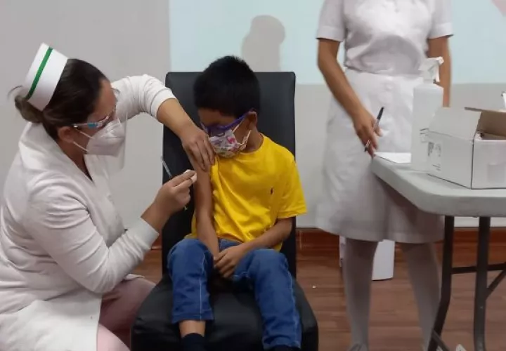 Continúa la vacunación a niños de 5 a 11 años y la tercera dosis para las personas de 16 años en adelante. Foto: Grupo Epasa