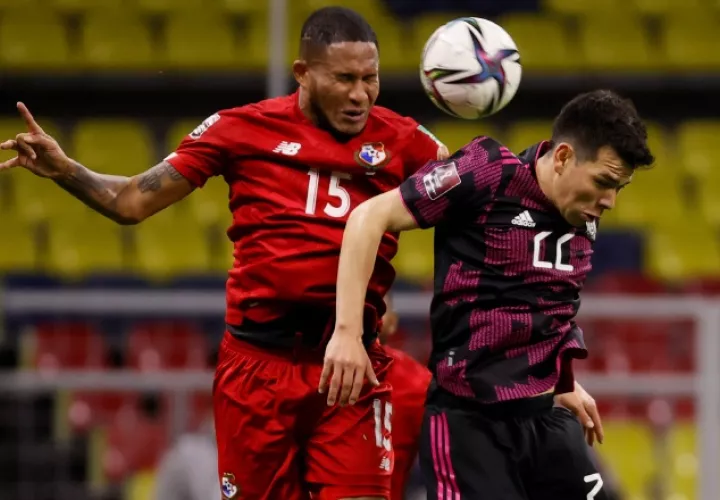 Eric Davis de Panamá (15) salta por el balón contra Hirving "Chuky" Lozano. Foto:EFE 
