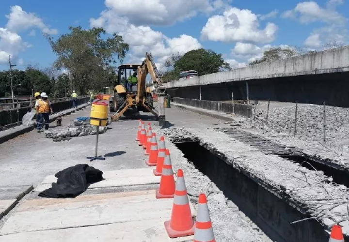 Se tiene una estructura o andamiaje colgante para evitar que escombros caigan sobre el río Chico. Foto: Mayra Madrid.