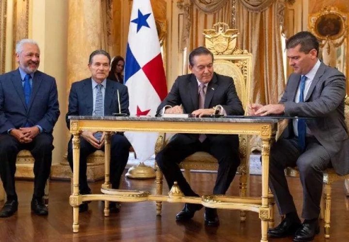 Laurentino Cortizo debe designar los tres nuevos miembros de la Junta Directiva de la ACP.  Foto: Archivo