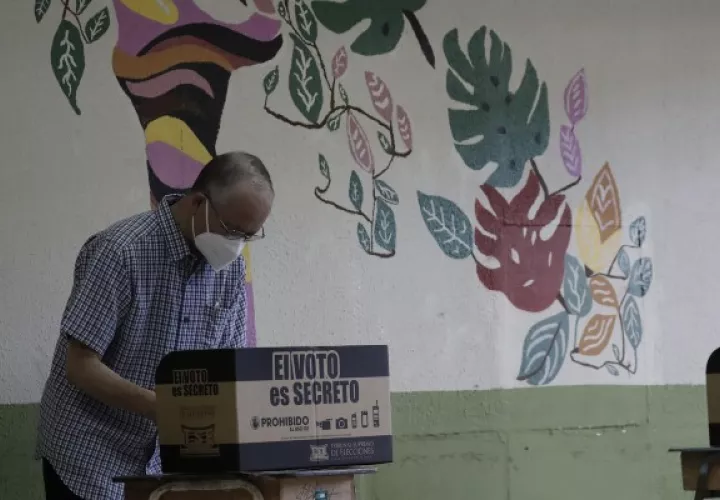 Un hombre vota durante las elecciones generales este 6 de febrero de 2022, en el colegio Liceo de Paz, en San José (Costa Rica). Foto:EFE