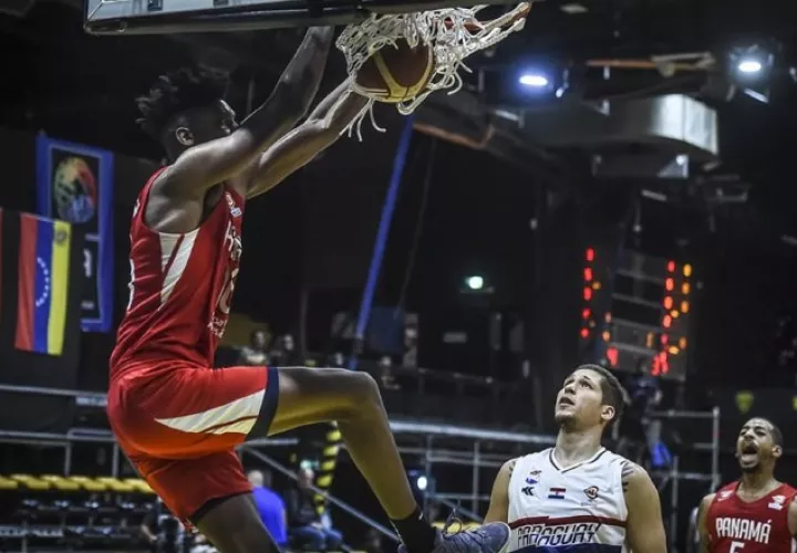 El panameño Eric Romero clava el balón para anotar dos puntos contra Paraguay. Foto: FIBA