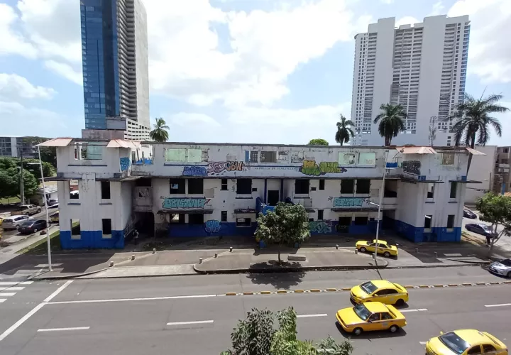 Los estudiantes de este plantel darán clases en el edificio Poly, ubicado al frente de la antigua estructura. Foto: Víctor Arosemena. 