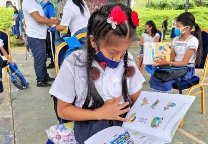 Con la crisis económica muchos padres de familia se les dificulta comprar uniformes y útiles escolares. Foto: Grupo Epasa