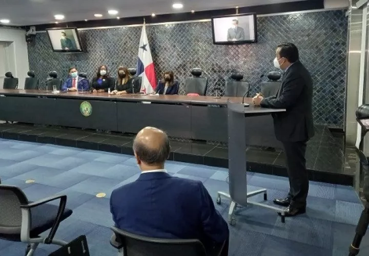 El presidente del Colegio de Abogados (derecha) sustenta el proyecto a diputados. Francisco Paz