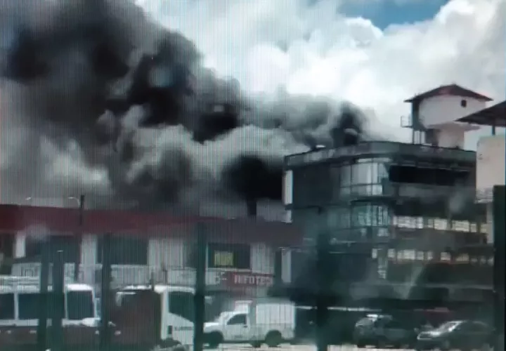 Desde varias calles de la ciudad de Colón se podía observar el denso humo. Foto: Diomedes Sánchez 