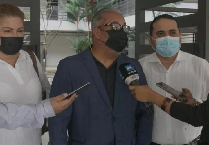 Los abogados Alma Cortes, Roiniel Ortiz y Jamis Acosta ayer a su salida del Tribunal Electoral. Víctor Arosemena