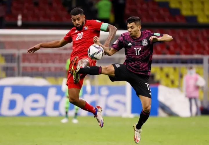 Jesús Corona (d) de México disputa un balón con Aníbal Godoy. Foto: EFE