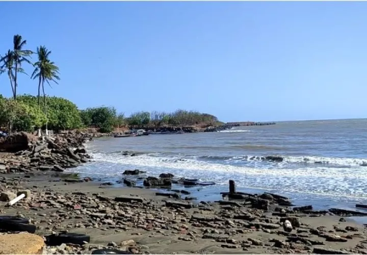 años atrás, se construyó en sus cercanías un puerto, el cual se encuentra en ruinas. Foto. Thays Domínguez