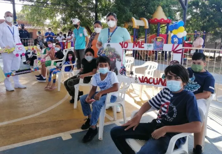 La vacunación masiva empezó en los distritos de Chitré, Los Pozos. Parita y Pesé, y se espera que el próximo fin de semana se cubra el circuito 6-3, que comprende los distritos de Las Minas, Ocú y Santa María. Foto. Thays Domínguez