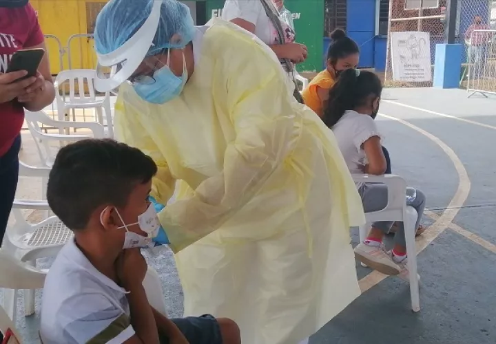 En el distrito de Chitré, el más poblado de la provincia, la vacuna se coloca de lunes a sábado, en la cancha municipal a un costado del centro de salud del corregimiento de Llano Bonito. Foto. Thays Domínguez