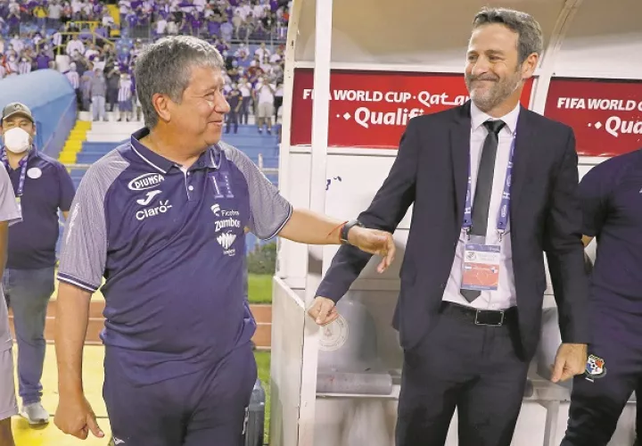 El director técnico de Panamá, Thomas Christiansen (dcha.) volverá a enfrentar al estratega de Honduras, Hernán "El Bolillo" Gómez el próximo 24 de marzo. Foto: EFE