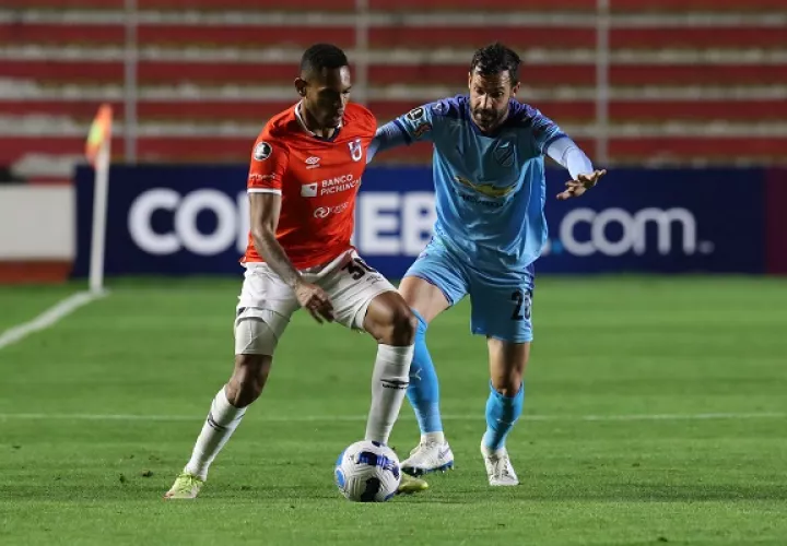 Ismael Díaz de Católica conduce el balón ante Alberto Guillen. Foto:EFE
