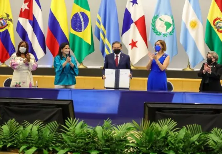 La sanción de la nueva ley la realizó Laurentino Cortizo en la sede del Parlamento  Latinoamericano. Foto: Cortesía Presidencia de la República