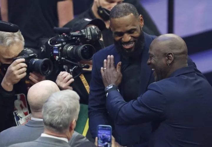 LeBron James (izq.) saluda a Michael Jordan. Foto:EFE
