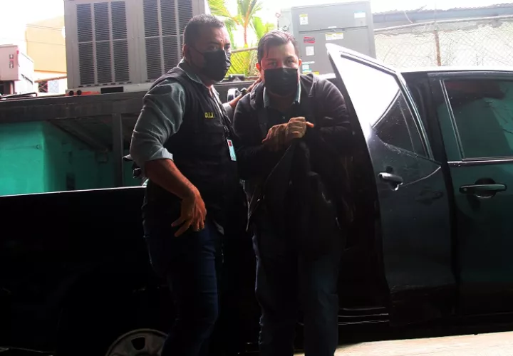 Momento en que el doctor Leonardo Labrador ingresaba, ayer, a las instalaciones del Sistema Penal Acusatorio de Plaza Ágora. Víctor Arosemena.
