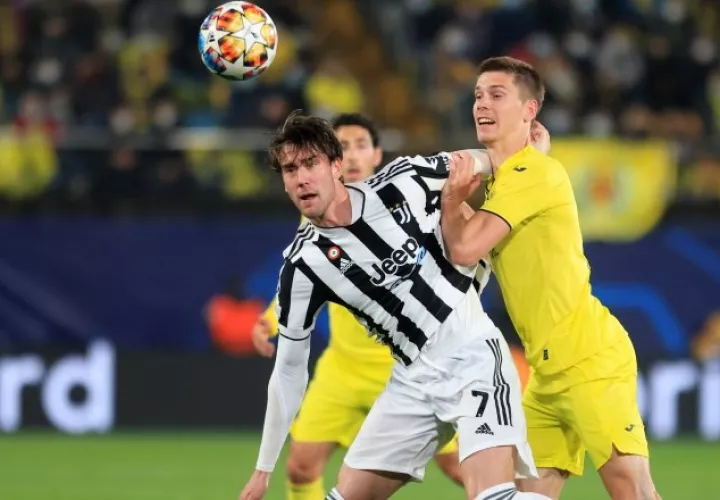 El centrocampista del Villarreal Giovani Lo Celso (der.) pelea un balón con Dusan Vlahovic, de la Juventus. Foto:EFE