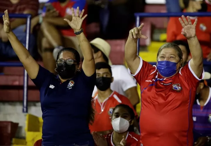 El uso de la mascarilla en los estadios de Panamá es obligatorio. Foto: EFE