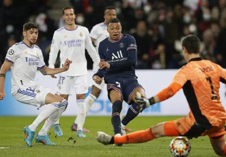 Kylian Mbappé anota el tanto del PSG Foto:EFE