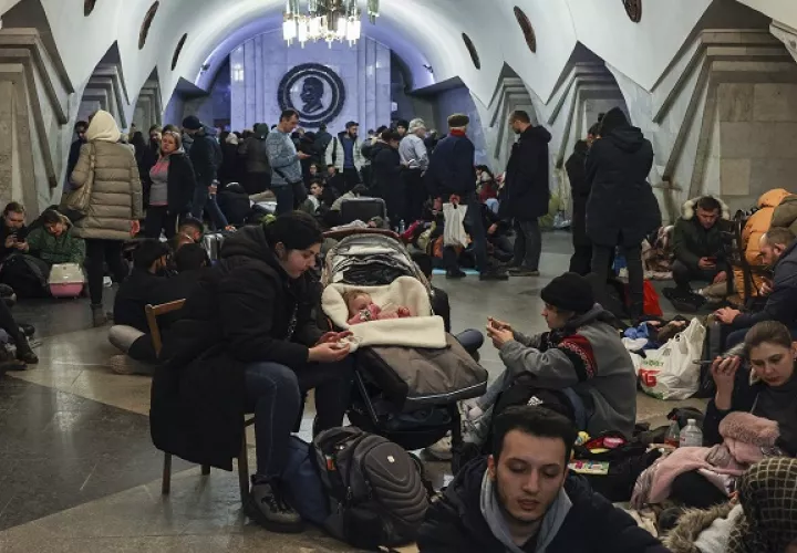 Las estaciones del metro son los lugares más seguros para refugiarse. Foto: EFE