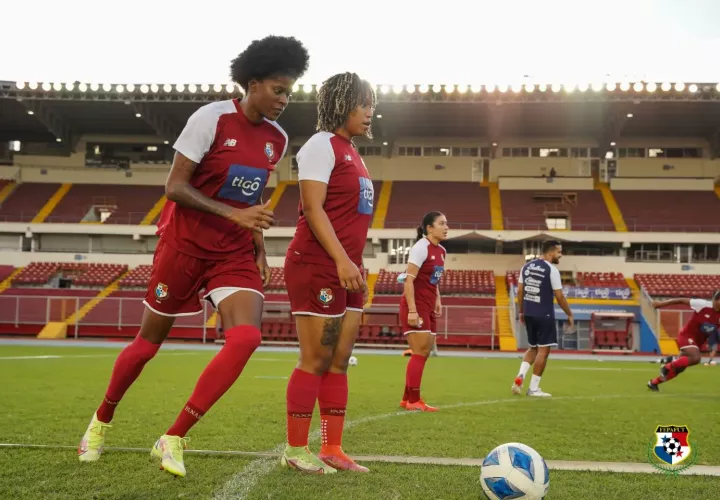 Nathalia Mills (izq.) y Karla Riley en los entrenamientos de la selección nacional en el estadio Rommel Fernández. Foto:Fepafut
