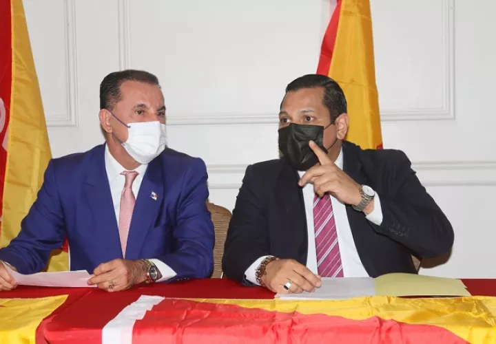Tito Rodríguez Mena, secretario general del Molirena, junto a Alberto Arjona, abogado perteneciente al partido. Foto: Víctor Arosemena
