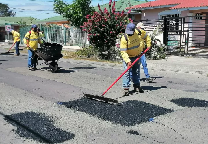 La queja principal de los conductores son los huecos presentes en la mayoría de las calles del país. Cortesía MOP
