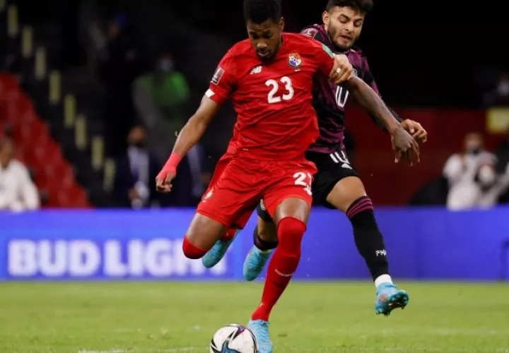 Michael Murillo (rojo) y el mexicano Alexis Vega. Foto.EFE
