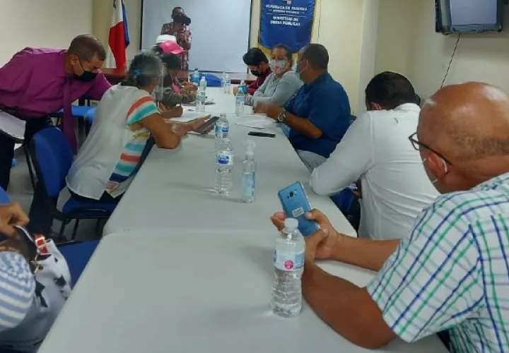 En la reunión participaron una delegación de los diversos grupos que buscan el bienestar de Natá y e ingeniero Nicolás Real, dell Ministerio de Obras Públicas. Foto. Cortesía