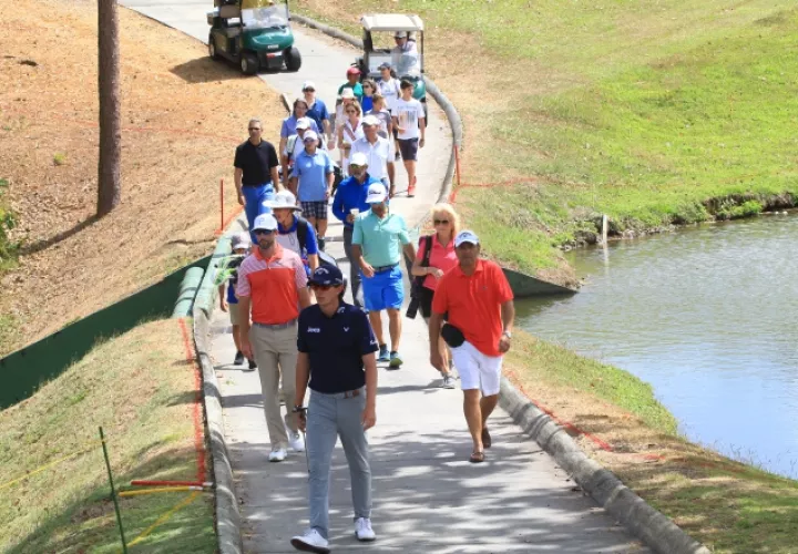 El golfista colombiano Nicolás Echavarría (de azul) en la ronda final del Panamá Championship 2019. Grupo Epasa