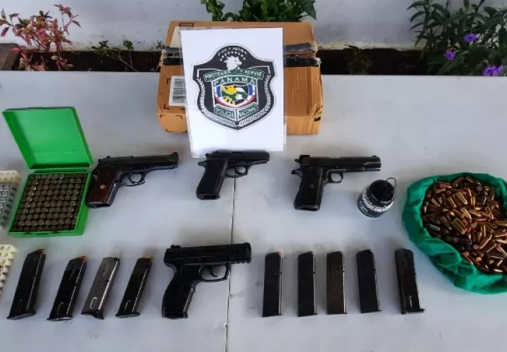 Cuatro armas de fuego y municiones fueron decomisadas en Las Vegas corregimiento de Arraiján Cabecera. Foto. Eric Montenegro
