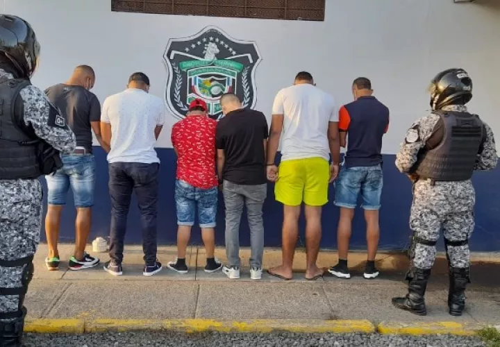 En total fueron 13 personas fueron aprehendidas por violar el decreto ejecutivo que prohíbe las reuniones multitudinarias y eventos festivos. Foto. Eric Montenegro