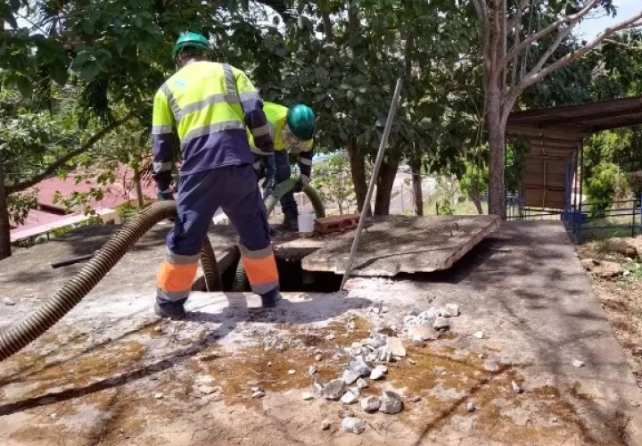 Estas limpiezas forman parte del proyecto de Servicios de Limpieza y Mejoras de Tanques Sépticos, Plantas de Tratamiento, Estaciones de Bombeo y Redes de Alcantarillado Sanitario, en los distritos de Arraiján y La Chorrera. Foto. Eric Montenegro
